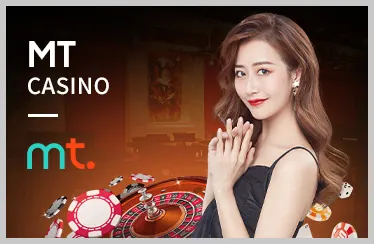 Sân bóng đá với các cầu thủ đang thi đấu